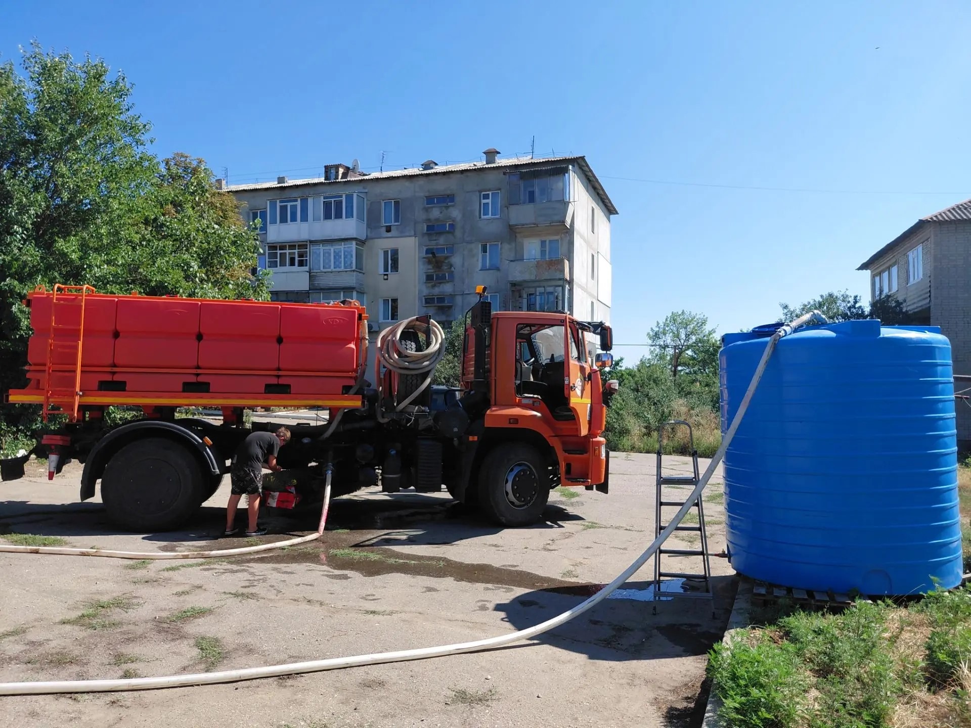 Администрация Бердянского округа обеспечивает подвоз воды в населенные пункты.