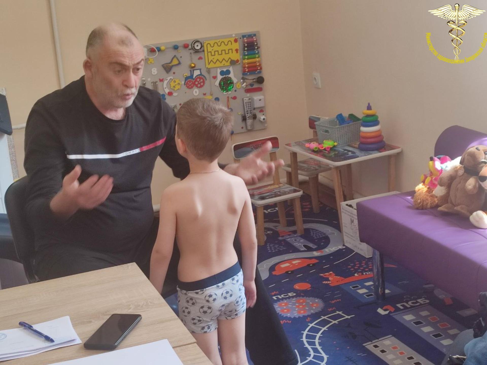 Дети Запорожской области осмотрены травматологами-ортопедами федерального центра во время их визита в регион.